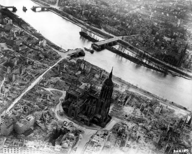 Aerial view of the cathedral in May 1945
