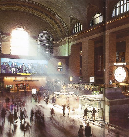 The Main Concourse in 1986, featuring the Kodak Colorama, the illuminated clock, and two banks
