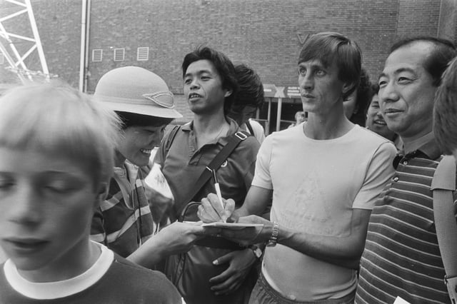 Johan Cruyff with Japanese fans in 1982