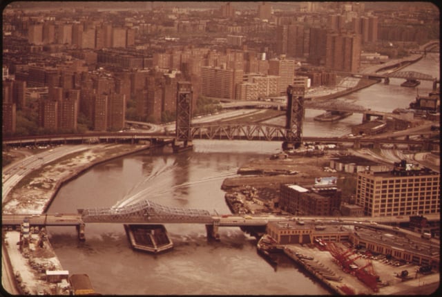 Bridges spanning the Harlem River between Harlem to the left and the Bronx to the right