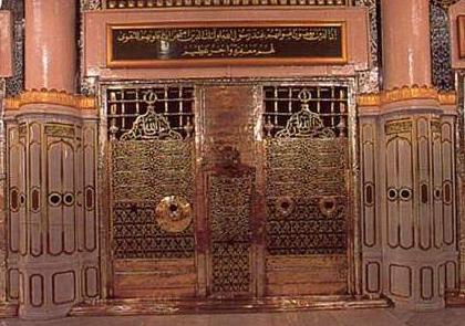 Tombstone of caliph Umar, in Al-Masjid al-Nabawi, Medina. The first window from the right gives a view of Umar's grave.