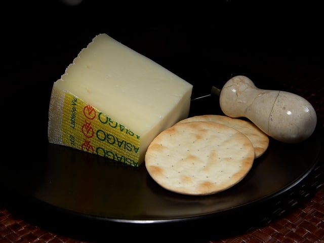 Asiago cheese and crackers