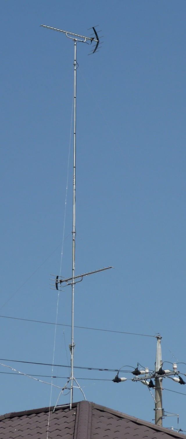 Two digital terrestrial television receiving antenna on the roof, upper antenna facing Tokyo Tower and lower one to another Local Television Stations in Kantō Plain of Japan until Tokyo Skytree operates. (For ISDB-T system)