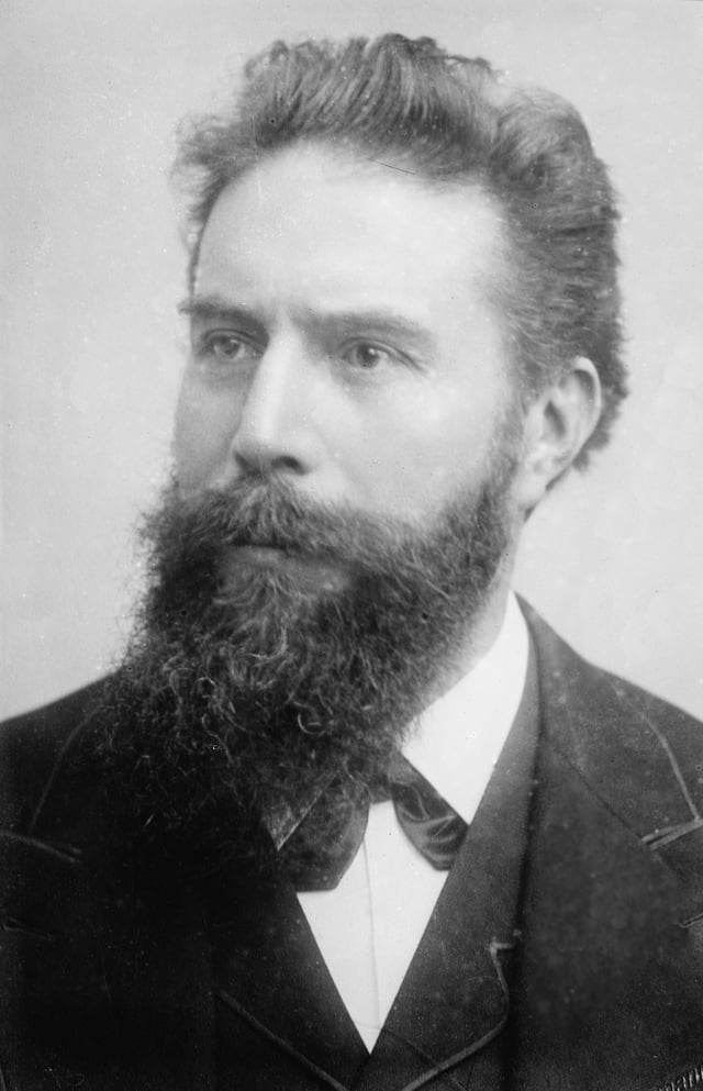 Wilhelm Röntgen received the first Physics Prize for his discovery of X-rays.