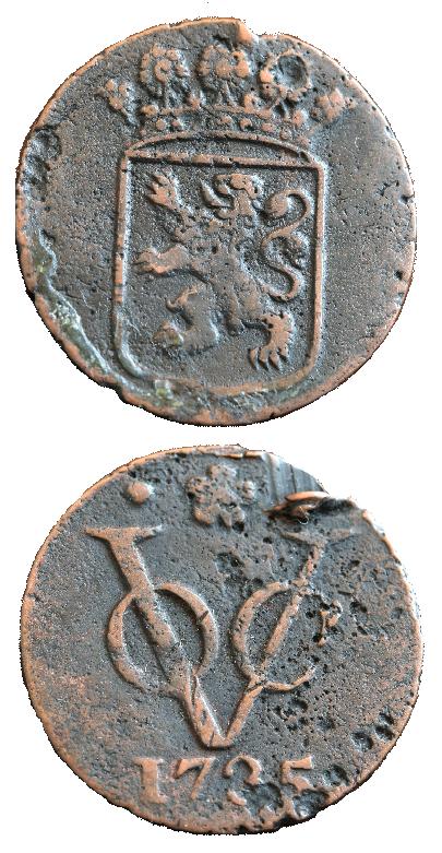 Both sides of a duit, a coin minted in 1735 by the VOC