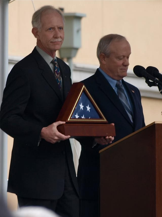Congressman Jerry McNerney presenting Sullenberger with a framed flag on January 24, 2009