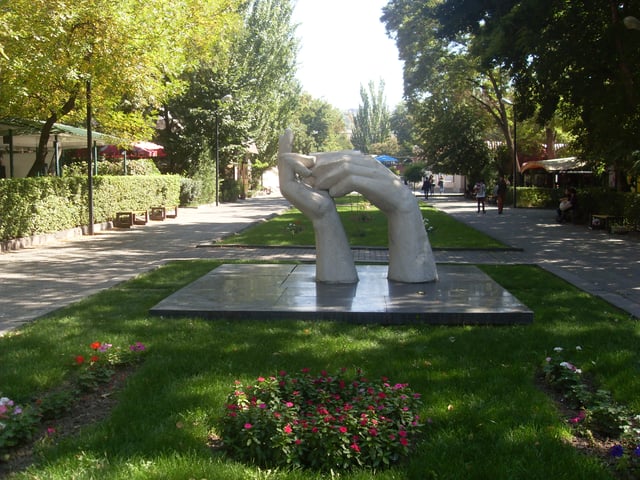 The hands of friendship from Carrara to Yerevan