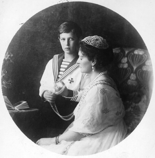 Alexandra with her son, Alexei, 1913