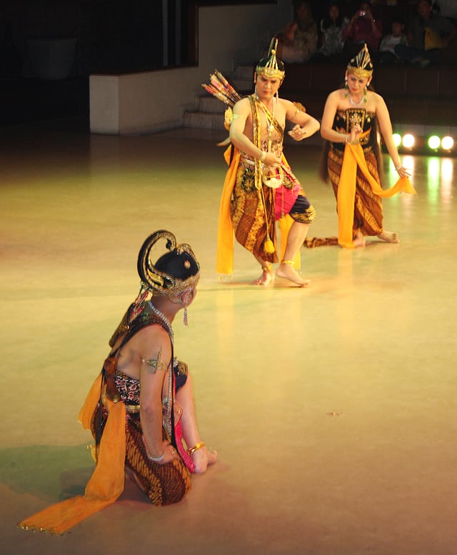 Lakshmana, Rama and Sita during their exile in Dandaka Forest depicted in Javanese dance