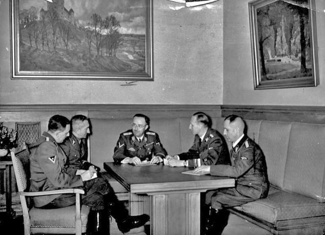 Photograph from 1939: shown from left to right are Franz Josef Huber, Arthur Nebe, Heinrich Himmler, Reinhard Heydrich and Heinrich Müller planning the investigation of the bomb assassination attempt on Adolf Hitler on 8 November 1939 in Munich.