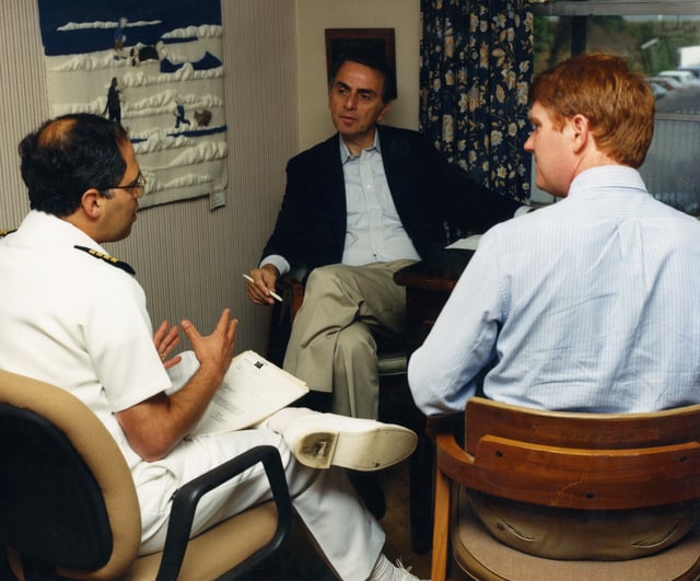 Carl Sagan (center) speaks with CDC employees in 1988.