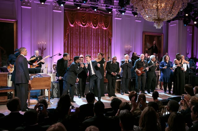 Timberlake (center) and Steve Cropper performing at the White House, 2013