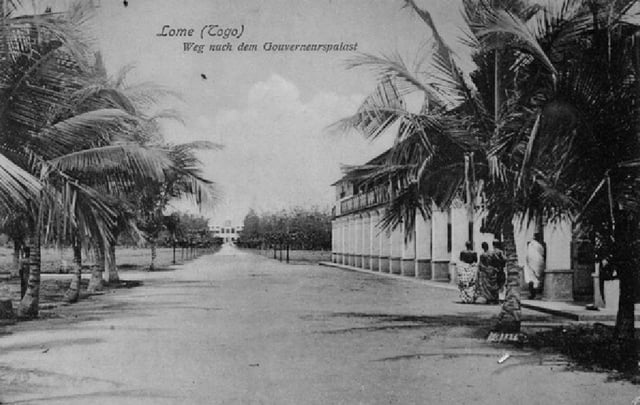 Alley leading to the Governor's Palace (1904).