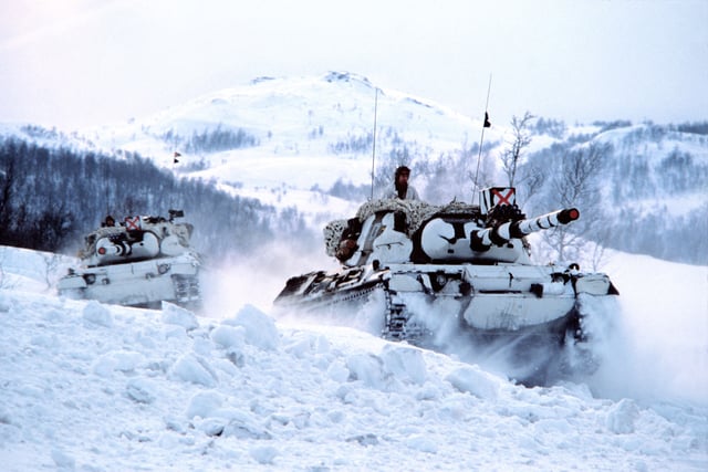 Norwegian Leopard tanks in the snow in Målselv