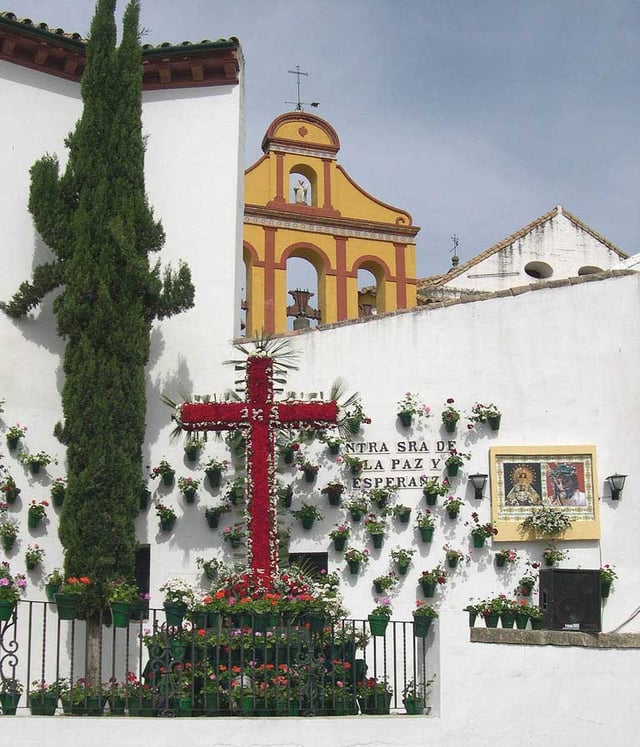 Cruz de mayo of the confraternity Hermandad de la Paz y Esperanza ("Brotherhood of Peace and Hope"), Cuesta del Bailío, Córdoba.