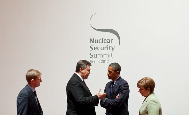 Barack Obama talks with President Viktor Yanukovych during a pull aside at the 2012 Nuclear Security Summit at the Coex Center in Seoul