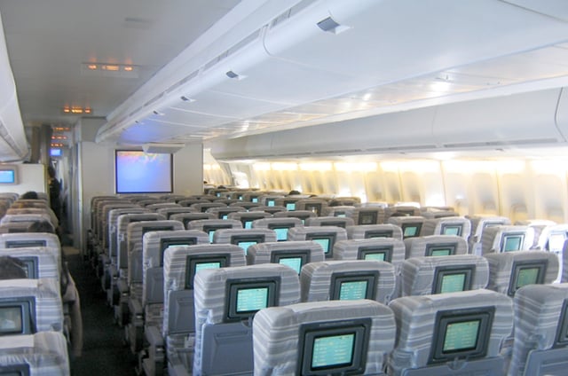 747-400 main deck economy class seating in 3–4–3 layout