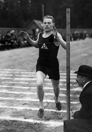 Nurmi breaks the 1500 m world record in Helsinki in 1924