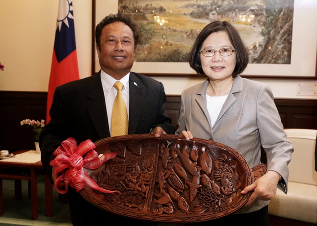 President Thomas Remengesau with Taiwanese President Tsai Ing-wen in 2016