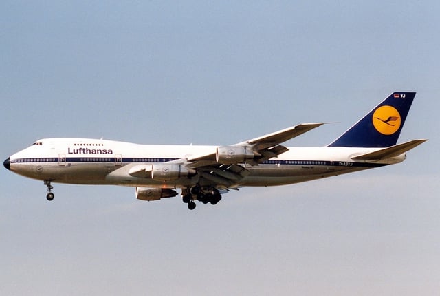 A Lufthansa Boeing 747-200 in 1989.