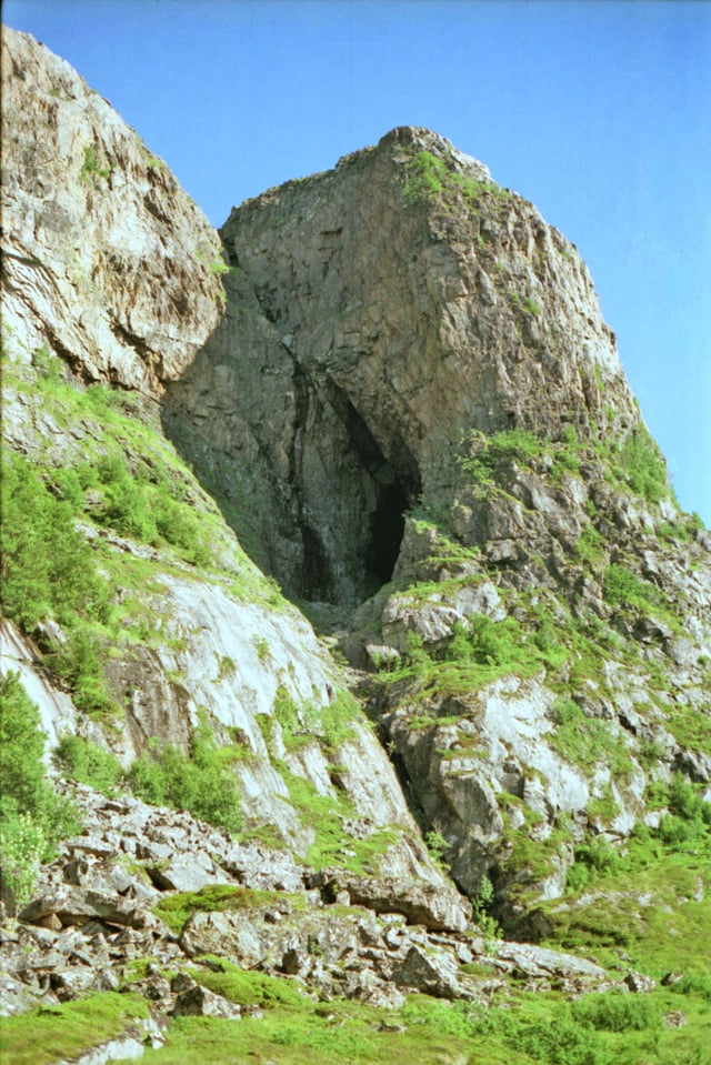 Harbakkhula (cave), with evidence of stone age settlement.