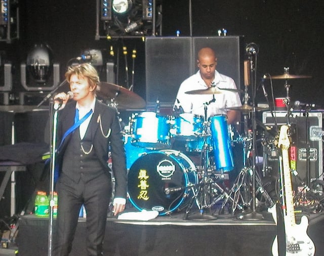 Bowie on stage with Sterling Campbell during the Heathen Tour, 2002
