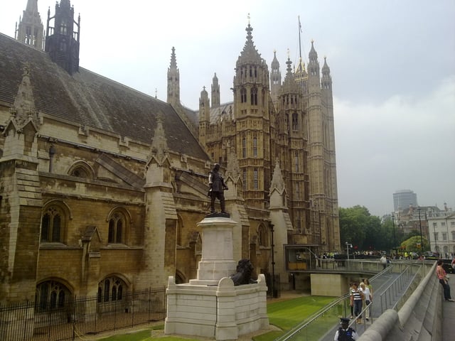 Cromwell Green, outside Westminster Hall, is the site of Hamo Thornycroft's bronze statue of Oliver Cromwell, erected amid controversy in 1899.