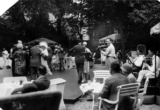 The "Golden Twenties" in Berlin: a jazz band plays for a tea dance at the hotel Esplanade, 1926