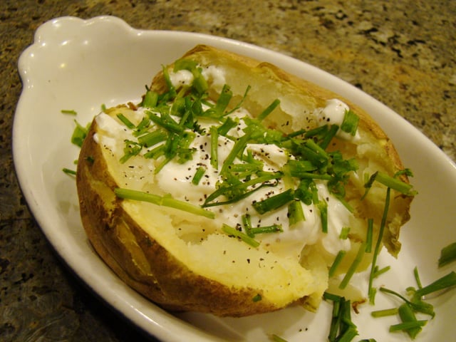 Baked potato with sour cream and chives