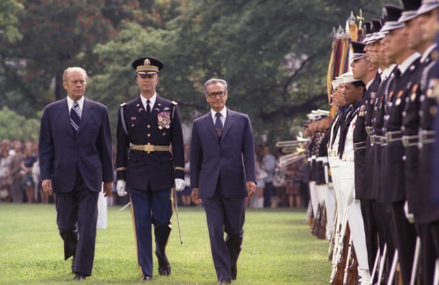 Mohammad Reza and Gerald Ford on the South Lawn, 1975