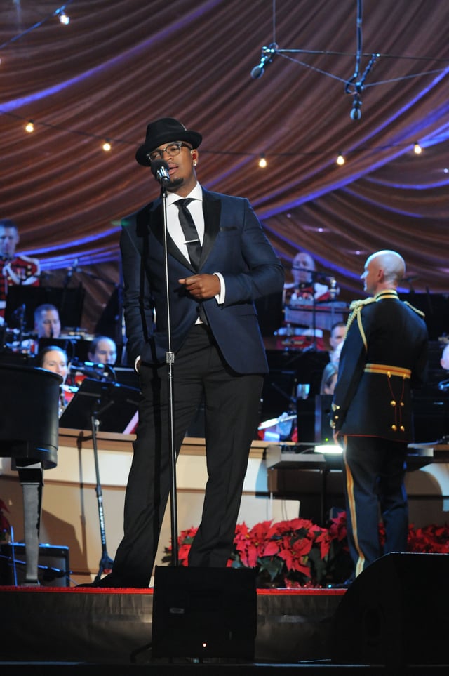 Ne-Yo performing at the National Christmas Tree lighting ceremony in December 2014
