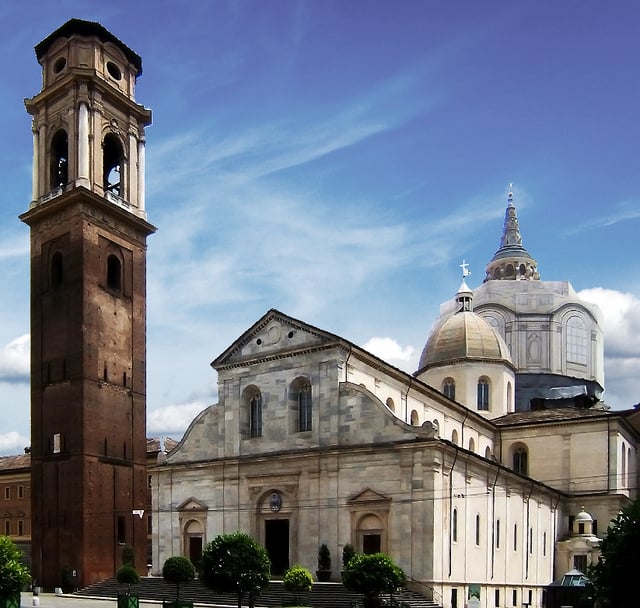 Turin Cathedral featuring the Chapel of the Holy Shroud.
