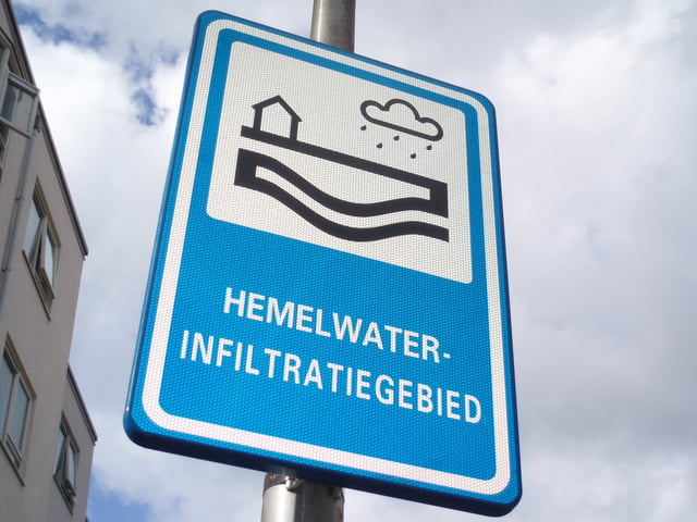 The 27-letter compound hemelwaterinfiltratiegebied (rainwater infiltration area) on a traffic sign in Zwolle, Netherlands