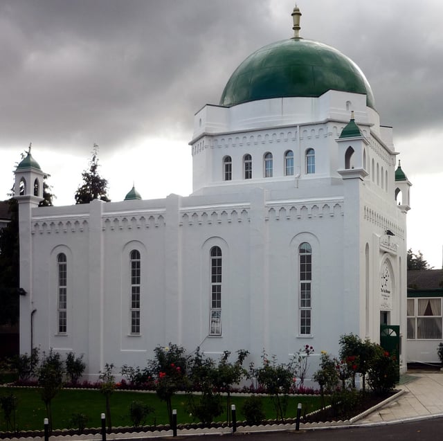 The Fazl Mosque, the first mosque in London, represents the current world headquarters of the Ahmadiyya Muslim Community