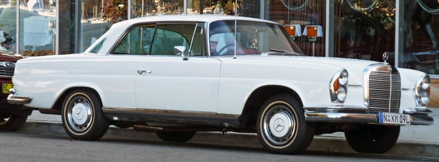 Mercedes-Benz upgraded the W111 280SE to include an optional 3.5 litre V8 engine