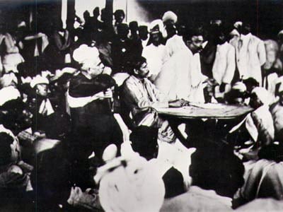 Congress "extremist" Bal Gangadhar Tilak speaking in 1907 as the Party split into moderates and extremists. Seated at the table is Aurobindo Ghosh and to his right (in the chair) is G. S. Khaparde, both allies of Tilak.