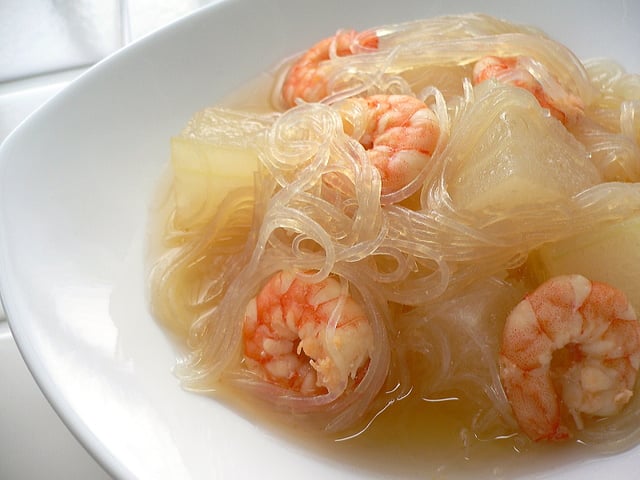 Dōngguā xiārén fěnsī tāng (winter melon, shrimp and cellophane noodle soup)