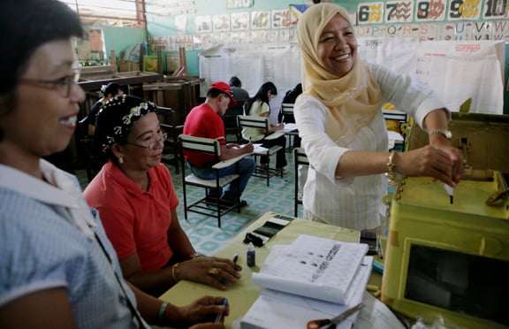 Slain Congressman Wahab Akbar's first wife Jum Jainuddin-Akbar casting her vote during the May 2007 elections.