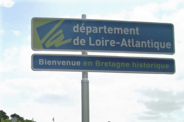 This Loire-Atlantique road sign reads "welcome to historical Brittany".