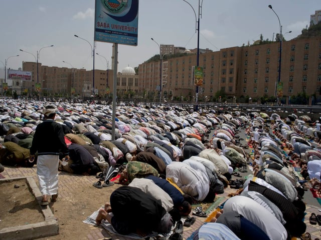 Prayers during Ramadan in Sana'a
