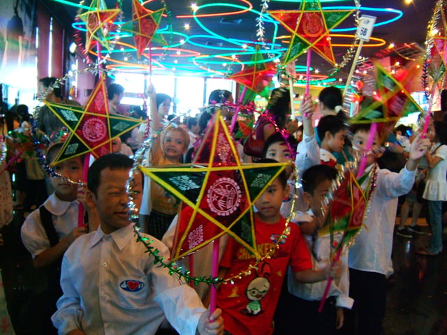 Vietnamese children celebrating the Mid-Autumn Festival with traditional 5-pointed star-shaped lantern