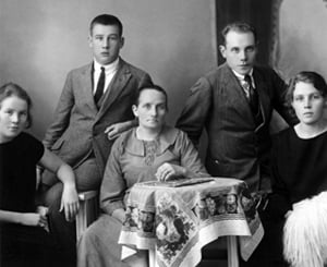 Nurmi (second from right) withhis family in 1924