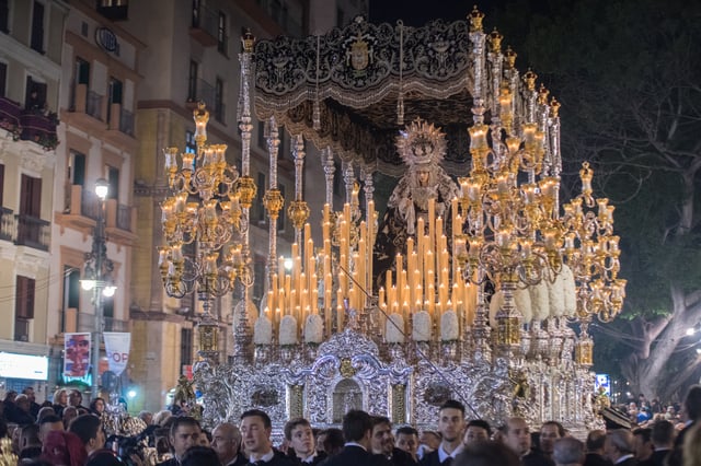 Throne of the Virgin of Great Power, where the canopy is visible with the bambalinas, the candelería at the front and the arbotantes on the corners.