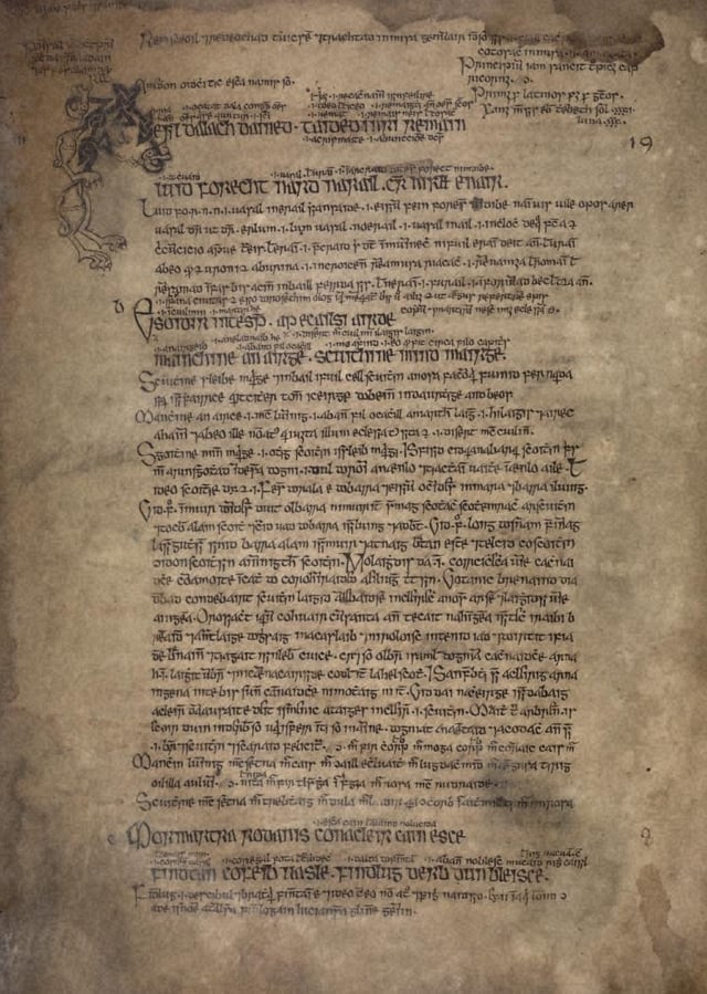 Excerpt from the Irish Feastology of Oengus, presenting the entries for 1 and 2 January in the form of quatrains of four six-syllabic lines for each day. In this 16th-century copy (MS G10 at the National Library of Ireland) we find pairs of two six-syllabic lines combined into bold lines, amended by glosses and notes that were added by later authors.