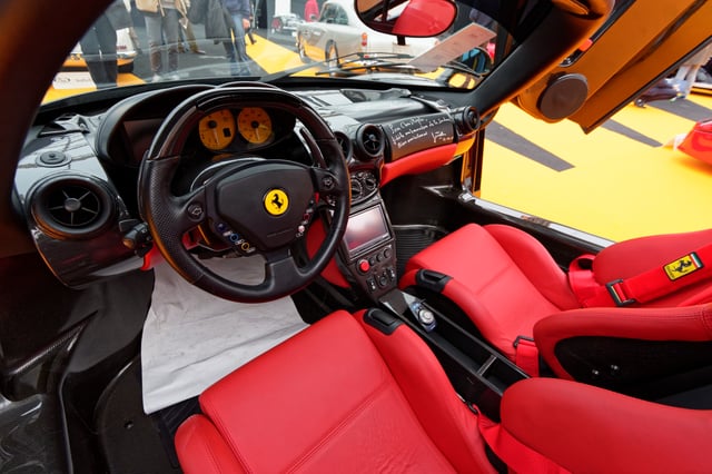 The Ferrari Enzo used the F1 transmission and had a gear shift indicator on the steering wheel telling the driver when to change gears