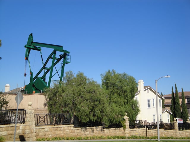 Signal Hill oilfield pumpjack, 2011