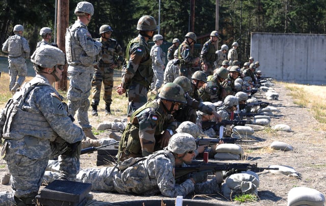 U.S. Army soldiers familiarizing with the latest INSAS 1B1 during exercise Yudh Abhyas 2015