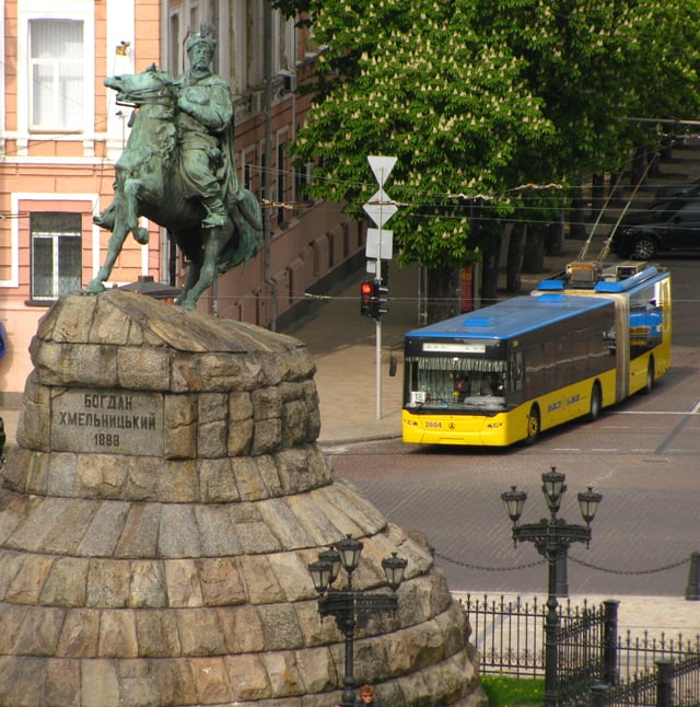 Trolleybus ElektroLAZ-301 at Sofia Square, passing by the statue of Bohdan Khmelnytsky