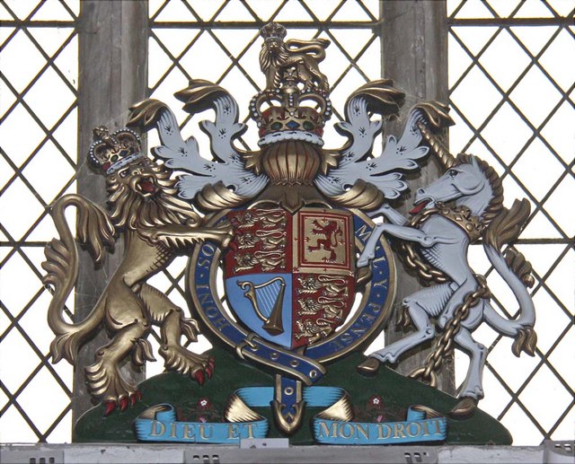 The current version of the Royal Arms, displayed in the parish church of Stone, Kent.