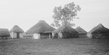 Aboriginal dwellings in Hermannsburg, Northern Territory, 1923. Image: Herbert Basedow